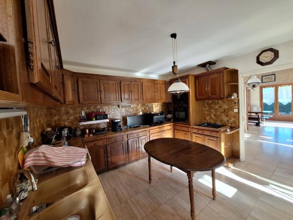 Maison à vendre proche d'Aire sur l'Adour, 202m², 7 chambres dont 1 suite parentale,2 garages et 1 hangar sur 3257m² de terrain arboré