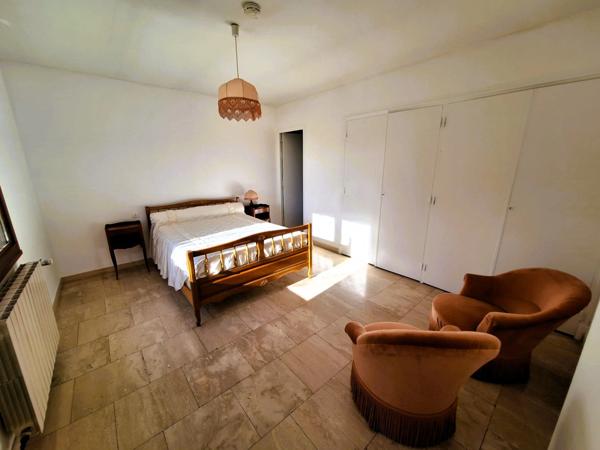 Maison à vendre proche d'Aire sur l'Adour, 202m², 7 chambres dont 1 suite parentale,2 garages et 1 hangar sur 3257m² de terrain arboré