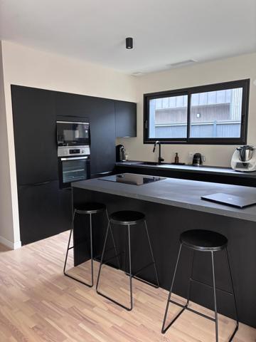 Maison d'architecte contemporaine avec prestations haut de gamme et bel espace extérieur, volumes, lumières et design