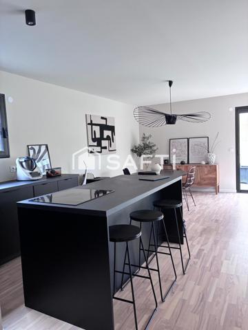 Maison d'architecte contemporaine avec prestations haut de gamme et bel espace extérieur, volumes, lumières et design