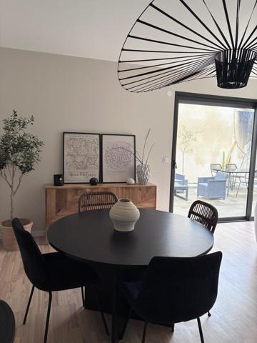 Maison d'architecte contemporaine avec prestations haut de gamme et bel espace extérieur, volumes, lumières et design