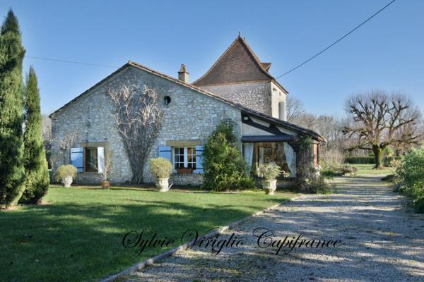 Maison en pierre-6 pièces-4 chambres-piscine chauffée-dépendance-double garage-terrain clos de 18141 m²-BEAUMONTOIS-EN-PERIGORD