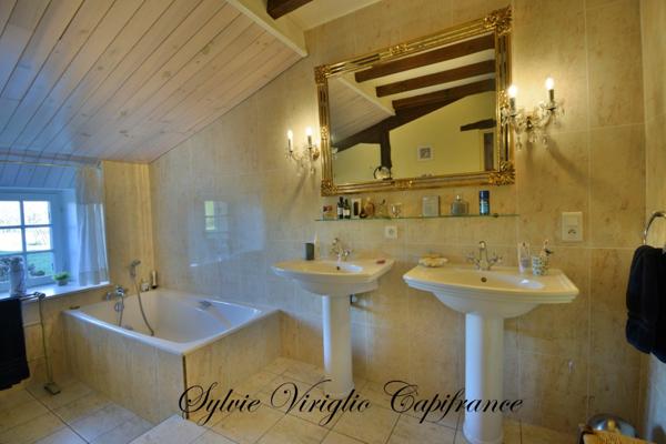 Maison en pierre-6 pièces-4 chambres-piscine chauffée-dépendance-double garage-terrain clos de 18141 m²-BEAUMONTOIS-EN-PERIGORD