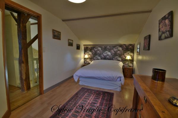 Maison en pierre-6 pièces-4 chambres-piscine chauffée-dépendance-double garage-terrain clos de 18141 m²-BEAUMONTOIS-EN-PERIGORD