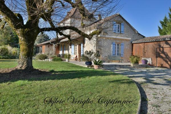 Maison en pierre-6 pièces-4 chambres-piscine chauffée-dépendance-double garage-terrain clos de 18141 m²-BEAUMONTOIS-EN-PERIGORD