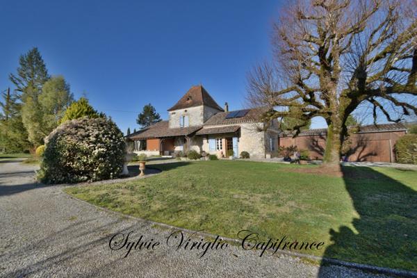 Maison en pierre-6 pièces-4 chambres-piscine chauffée-dépendance-double garage-terrain clos de 18141 m²-BEAUMONTOIS-EN-PERIGORD