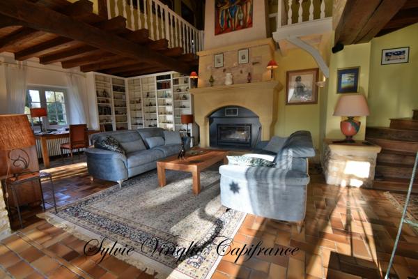 Maison en pierre-6 pièces-4 chambres-piscine chauffée-dépendance-double garage-terrain clos de 18141 m²-BEAUMONTOIS-EN-PERIGORD