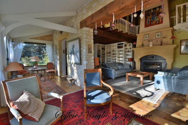 Maison en pierre-6 pièces-4 chambres-piscine chauffée-dépendance-double garage-terrain clos de 18141 m²-BEAUMONTOIS-EN-PERIGORD