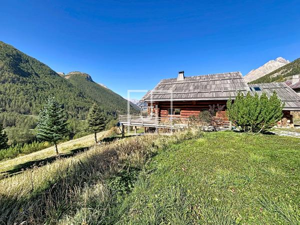 Chalet en fuste à Maison Méane — Le charme du bois face aux montagnes