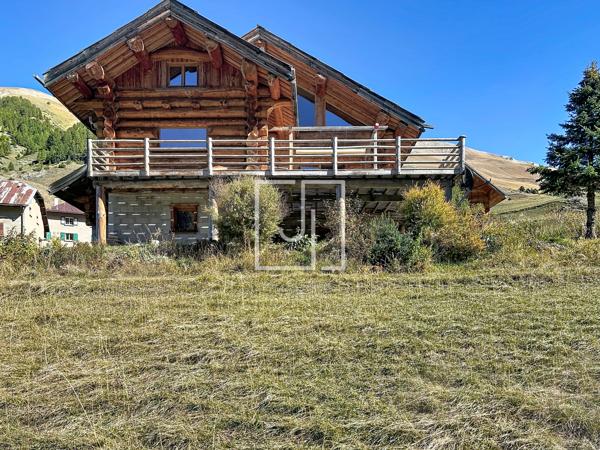 Chalet en fuste à Maison Méane — Le charme du bois face aux montagnes