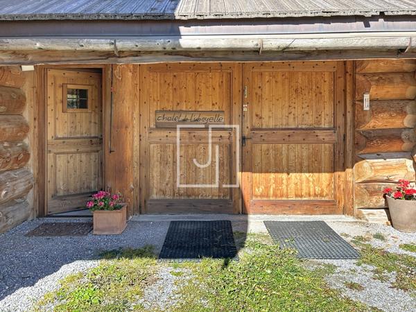 Chalet en fuste à Maison Méane — Le charme du bois face aux montagnes