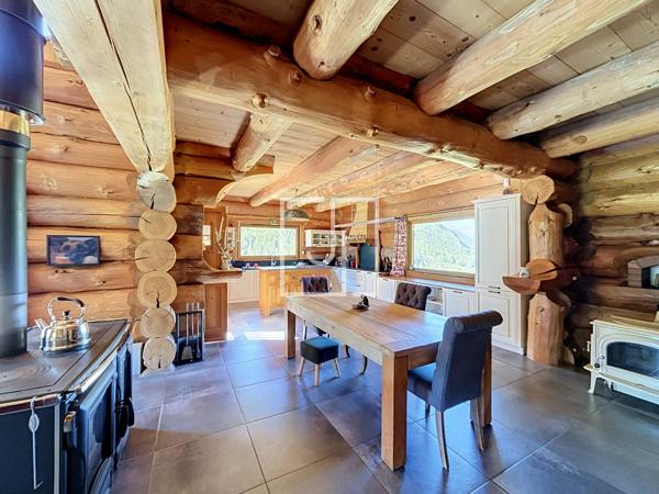 Chalet en fuste à Maison Méane — Le charme du bois face aux montagnes