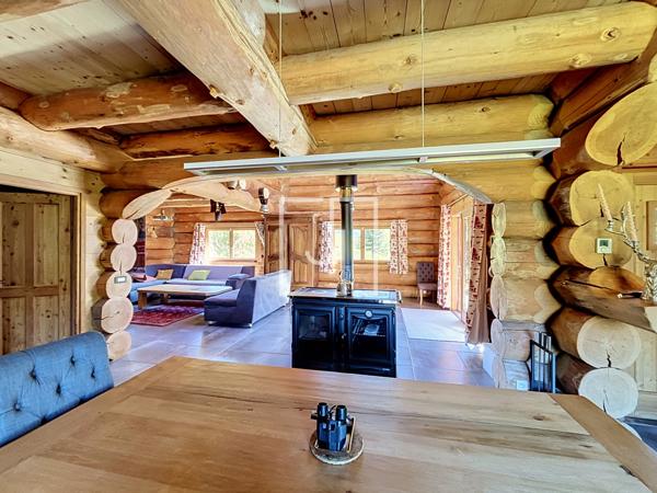 Chalet en fuste à Maison Méane — Le charme du bois face aux montagnes