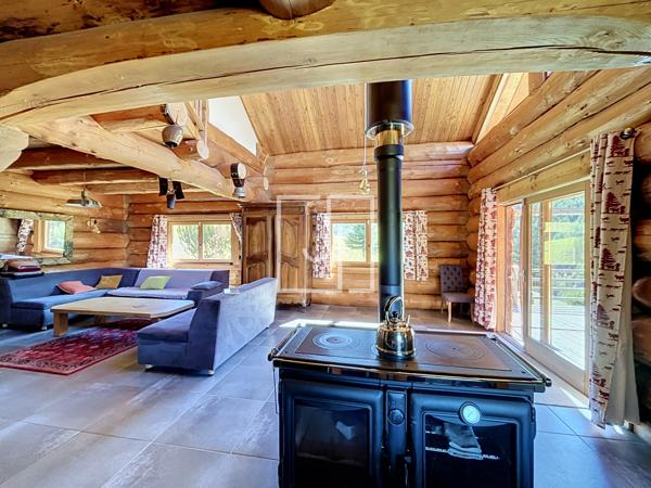 Chalet en fuste à Maison Méane — Le charme du bois face aux montagnes