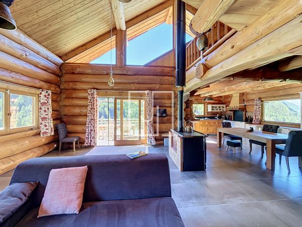 Chalet en fuste à Maison Méane — Le charme du bois face aux montagnes