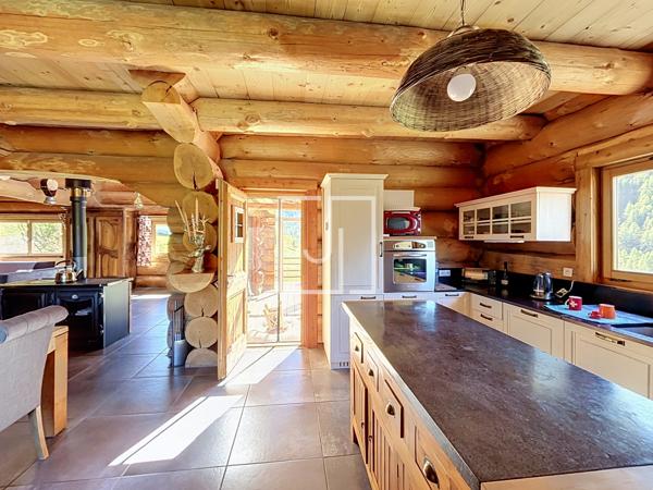 Chalet en fuste à Maison Méane — Le charme du bois face aux montagnes