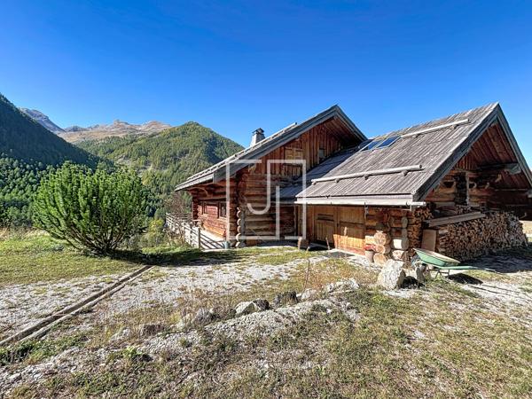 Chalet en fuste à Maison Méane — Le charme du bois face aux montagnes