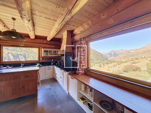 Chalet en fuste à Maison Méane — Le charme du bois face aux montagnes