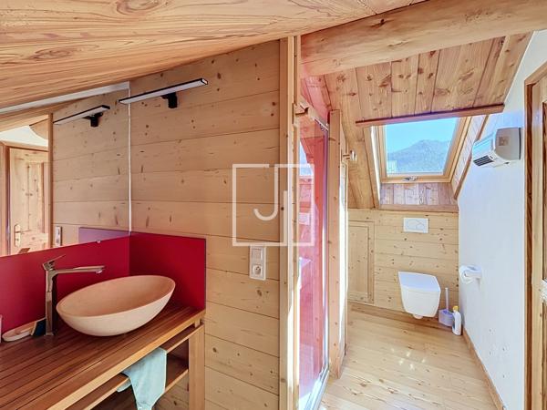 Chalet en fuste à Maison Méane — Le charme du bois face aux montagnes