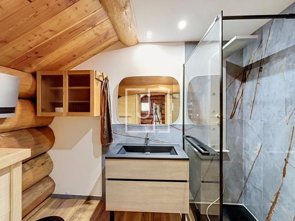 Chalet en fuste à Maison Méane — Le charme du bois face aux montagnes
