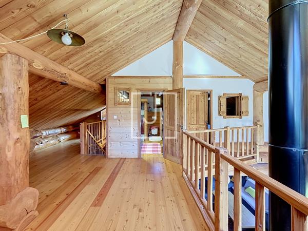 Chalet en fuste à Maison Méane — Le charme du bois face aux montagnes