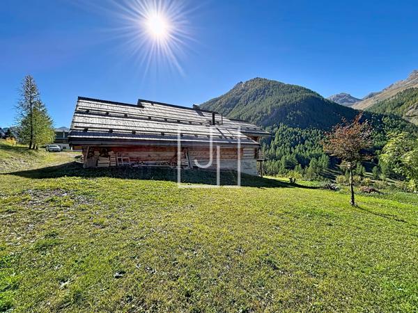 Chalet en fuste à Maison Méane — Le charme du bois face aux montagnes