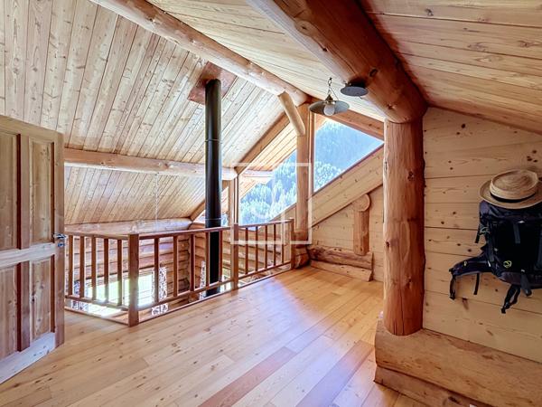 Chalet en fuste à Maison Méane — Le charme du bois face aux montagnes