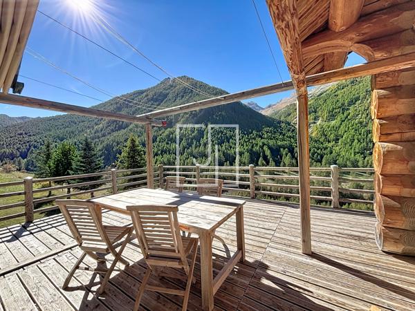 Chalet en fuste à Maison Méane — Le charme du bois face aux montagnes