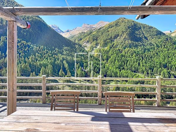 Chalet en fuste à Maison Méane — Le charme du bois face aux montagnes