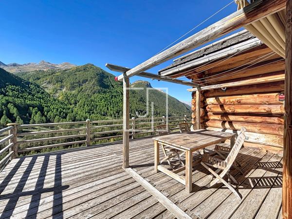 Chalet en fuste à Maison Méane — Le charme du bois face aux montagnes