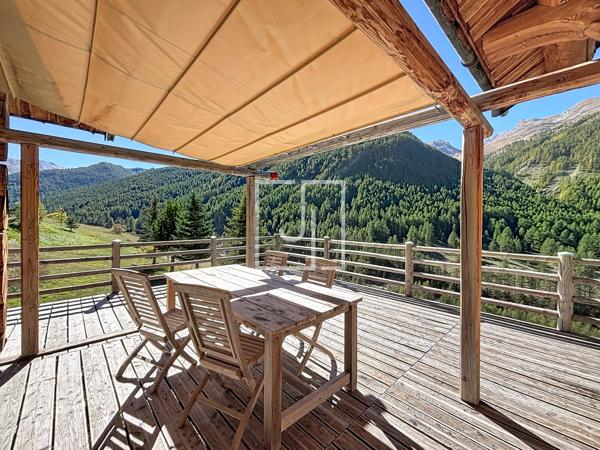 Chalet en fuste à Maison Méane — Le charme du bois face aux montagnes