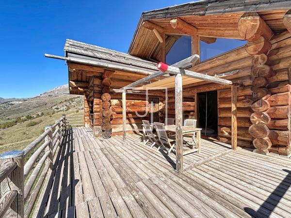 Chalet en fuste à Maison Méane — Le charme du bois face aux montagnes