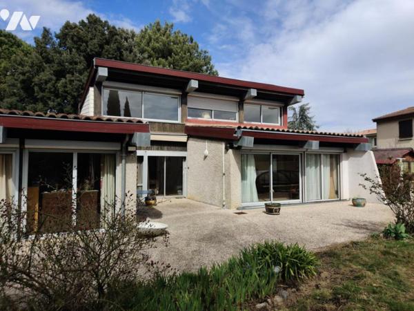 Maison à étage avec sous-sol et piscine 