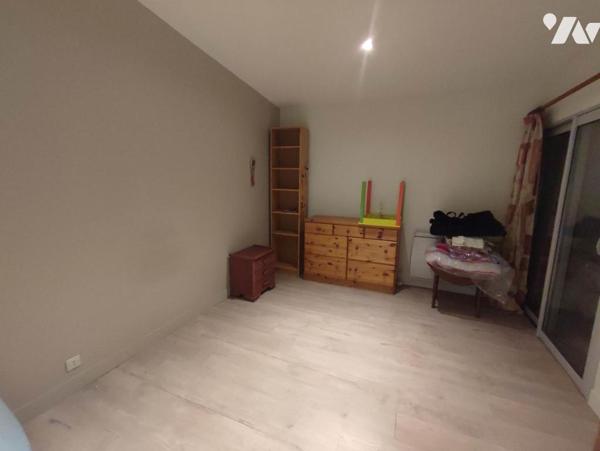 Maison à étage avec sous-sol et piscine 