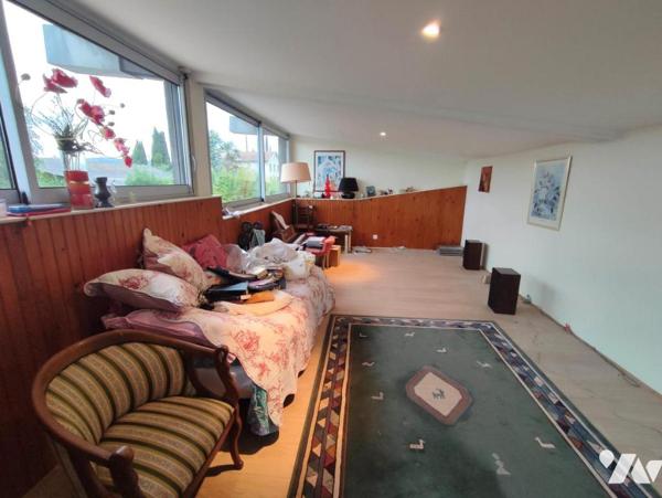 Maison à étage avec sous-sol et piscine 