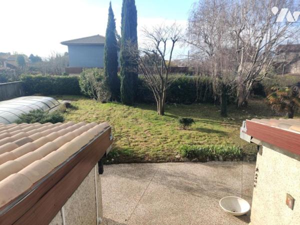 Maison à étage avec sous-sol et piscine 