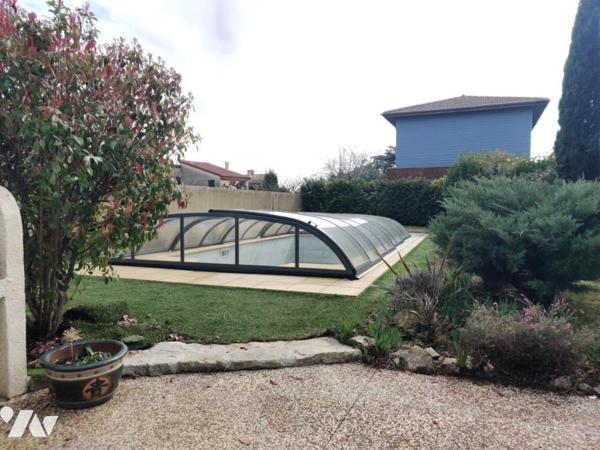 Maison à étage avec sous-sol et piscine 