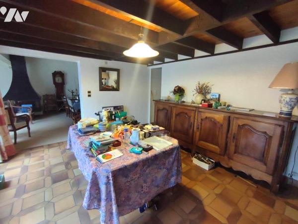 Maison à étage avec sous-sol et piscine 