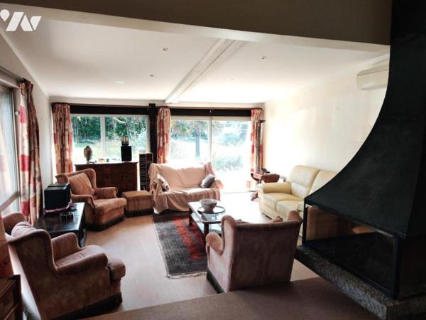 Maison à étage avec sous-sol et piscine 