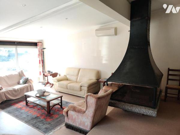 Maison à étage avec sous-sol et piscine 