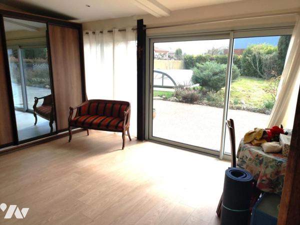 Maison à étage avec sous-sol et piscine 