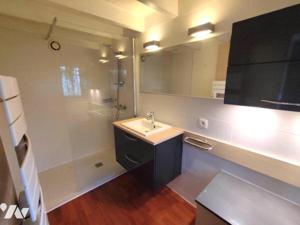 Maison à étage avec sous-sol et piscine 