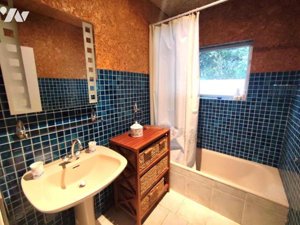 Maison à étage avec sous-sol et piscine 