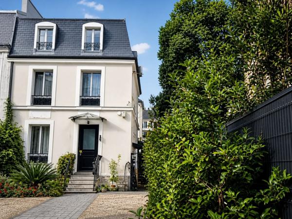 MAISON AVEC DEPENDANCE - ENGHIEN LES BAINS - 7 PIECES