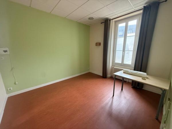 Local Commercial à LA ROCHE-SUR-YON, 85000 - 12 pièces 300m²