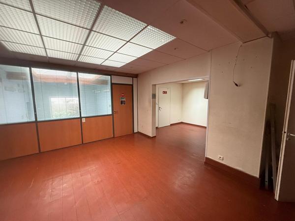 Local Commercial à LA ROCHE-SUR-YON, 85000 - 12 pièces 300m²