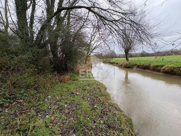 Parcelle boisée avec hangar et accès rivière