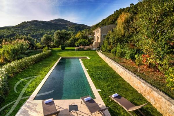 Maison en pierres au style contemporain à louer à Vence