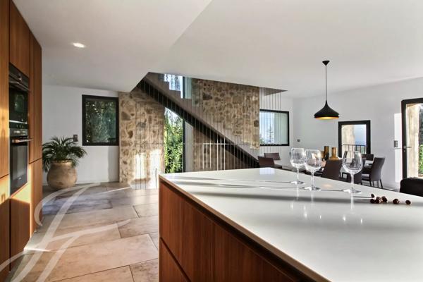 Maison en pierres au style contemporain à louer à Vence