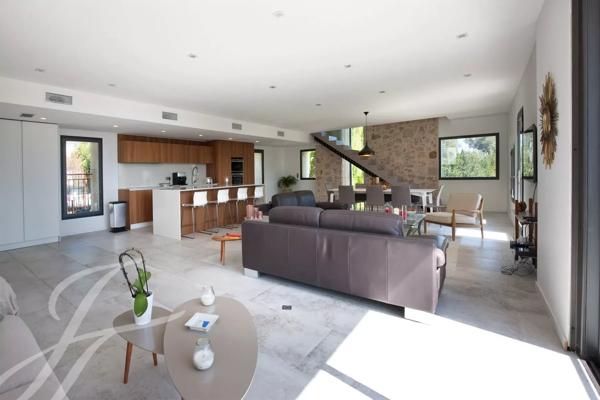 Maison en pierres au style contemporain à louer à Vence